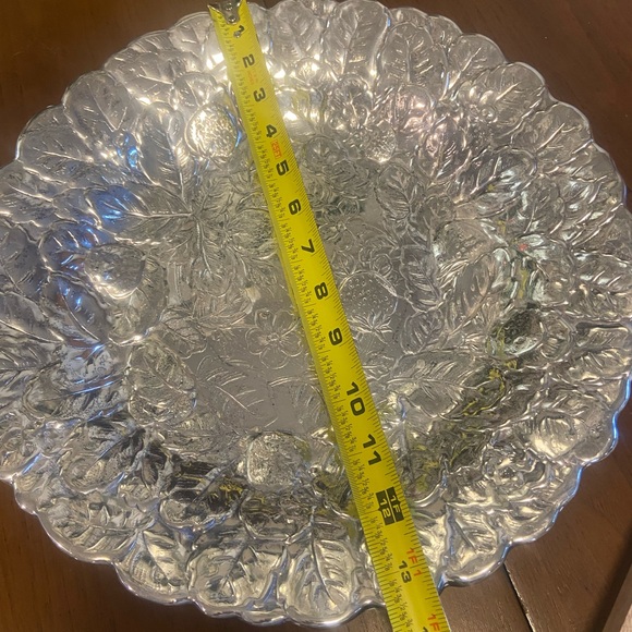 Reed and Barton Silver plated Embossed Strawberry Bowl - Picture 9 of 10